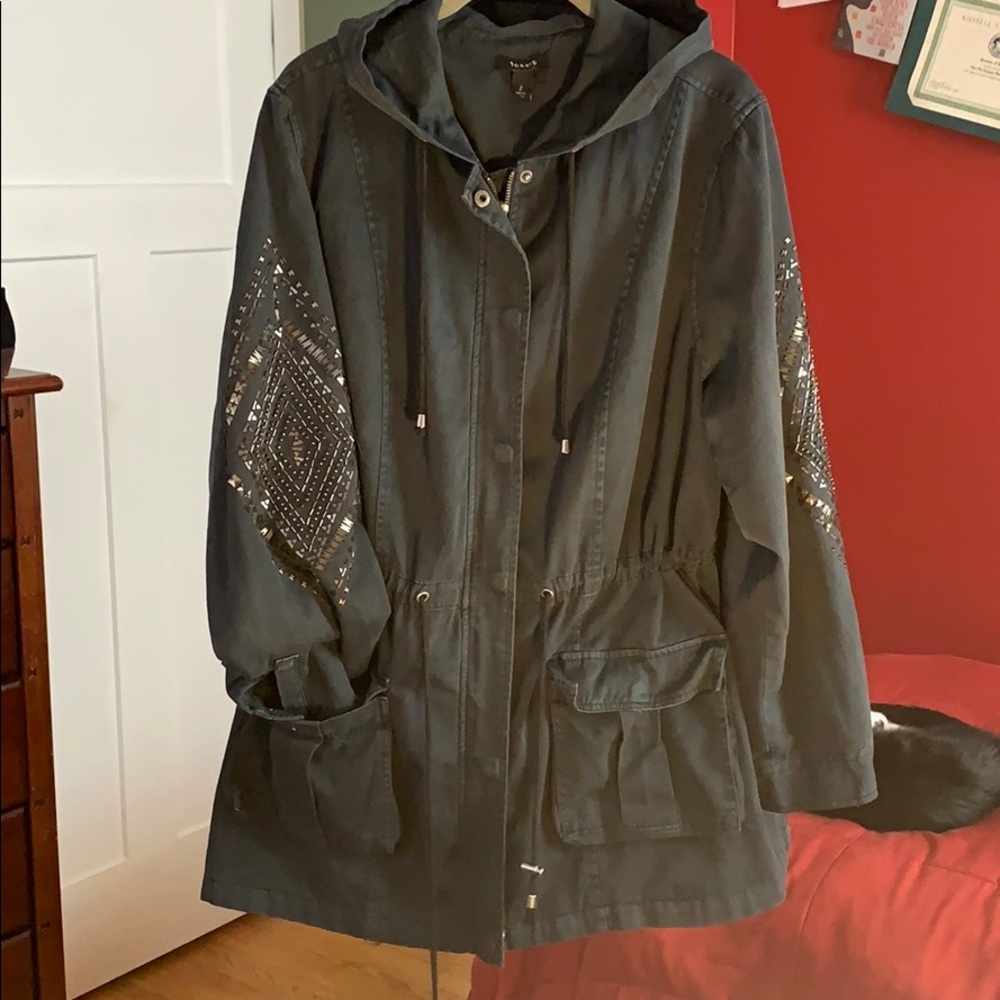 Jacket with pull string